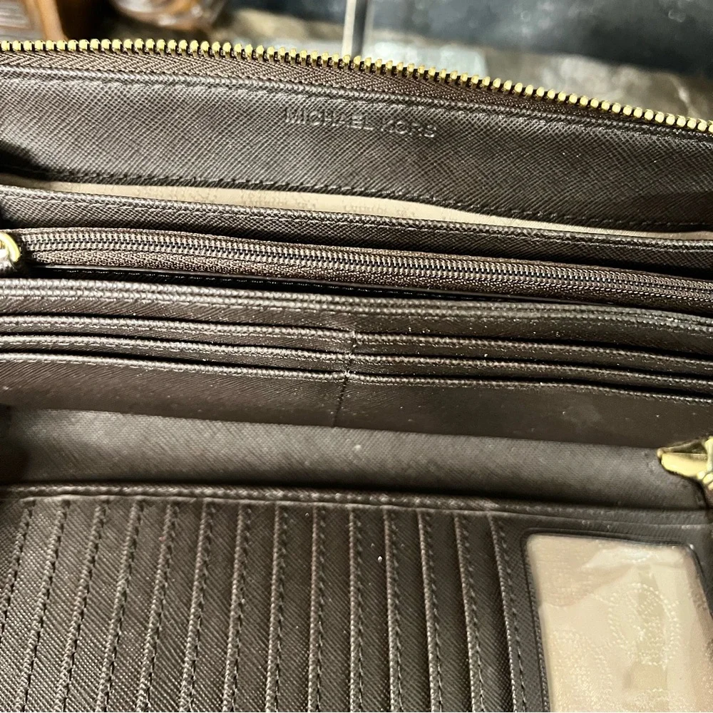Michael Kors: Jet Set Travel - Large Continental Full-Zip Traveler Wallet